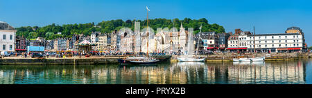 Panorama del porto di Honfleur. Patrimonio mondiale UNESCO in Normandia, Francia Foto Stock