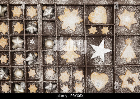 In casa biscotti di Natale, stelle e baubles di Natale nella vecchia typecase in legno Foto Stock