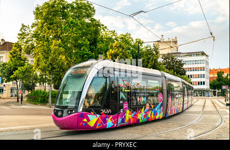 Città moderna tram Alstom piattaforme Citadis 302 a Digione Francia Foto Stock