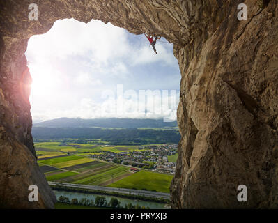 Austria, Innsbruck, Martinswand, uomo di arrampicata in grotta Foto Stock