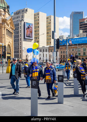 West Coast Eagles fan raduno al Federation Square prima di marciare insieme per il 2018 AFL Grand Final. Foto Stock