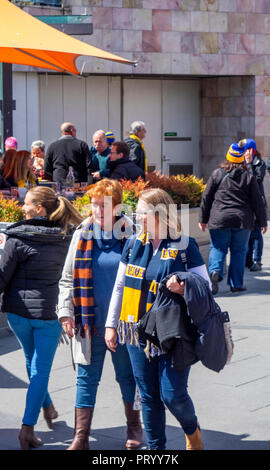 West Coast Eagles fan raduno al Federation Square prima di marciare insieme per il 2018 AFL Grand Final. Foto Stock