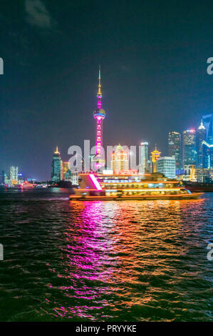 Cina, Shanghai, illuminato skyline di Pudong di notte Foto Stock