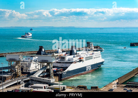 DOVER, Regno Unito - 25SEP2018: DFDS traghetto, Delft Seaways al dock con Calais Seaways dietro. P&O traghetto orgoglio di Canterbury è a distanza dopo aver navigato Foto Stock