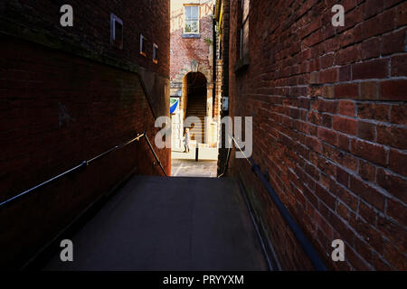 Scala stretta viuzza sulle strade di Stockport che conducono in basso verso Underbank Foto Stock