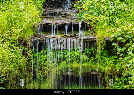 Una cascata fotografati con una lenta velocità otturatore a Letchworth parco dello Stato nello Stato di New York in estate. Foto Stock