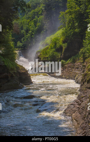 Una cascata fotografati con una lenta velocità otturatore a Letchworth parco dello Stato nello Stato di New York in estate. Foto Stock