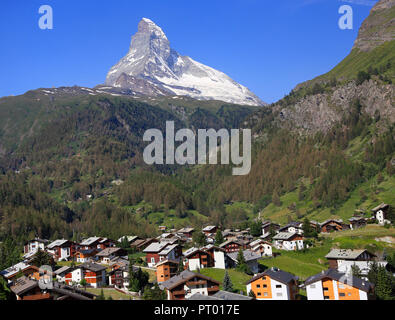 Zermatt famoso sci ed escursionismo resort con chalets e Cervino sullo sfondo, Svizzera Foto Stock