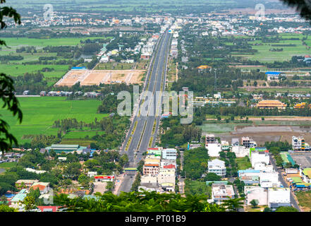 Verdi campi di riso in Vietnam rurale nel diluvio stagione salire dalla bella vista. Foto Stock