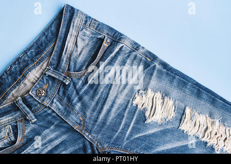 Il foro e la filettatura del denim blue jeans strappati e strappato jeans blu texture di sfondo, Close-up. Foto Stock