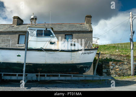 Irlanda, INISH (Fine) Boffin Island, in barca nel bacino di carenaggio in attesa di essere riparato e dipinto. Foto Stock