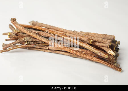 Neem bastoni di legno. bianco sfondo isolato Foto Stock