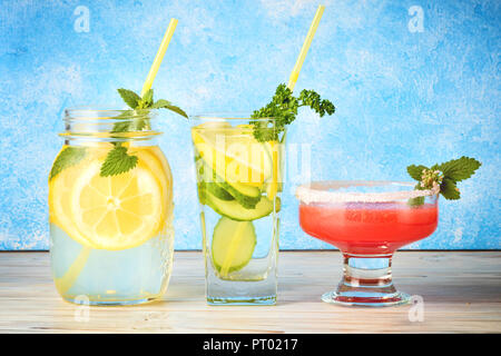 Set di tre famose dieta detox bevande per la detersione frullato antiossidante dal rosso anguria, acqua di cetriolo e limonata con foglie di menta cibo fatto in casa Concept Foto Stock