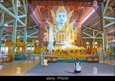 YANGON, MYANMAR - Febbraio 27, 2018: interni di Ngar Htat Gyi immagine del Buddha House, uno dei più importanti templi buddisti nella città, il 27 febbraio Foto Stock