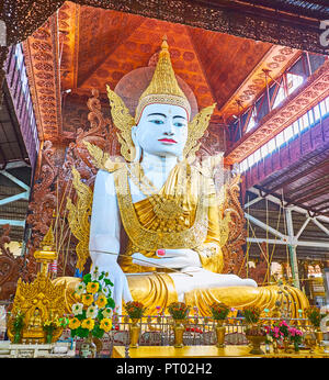 YANGON, MYANMAR - Febbraio 27, 2018: Le conserve gigante immagine di Ngar Htat Gyi Buddha di toccare terra, decorato con kings regalia, il 27 febbraio in Foto Stock