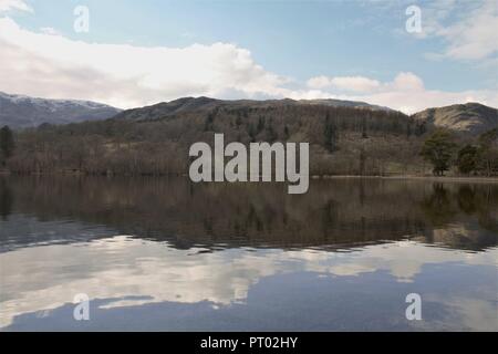 Coniston Water riflessioni. Preso dal lato orientale di Coniston nel Lake District inglese Cumbria Regno Unito. Foto Stock