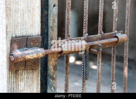 Vecchio di ferro arrugginito blocco scorrimento close up Foto Stock
