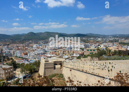 Skyline di Eivissa con muro di castello Foto Stock