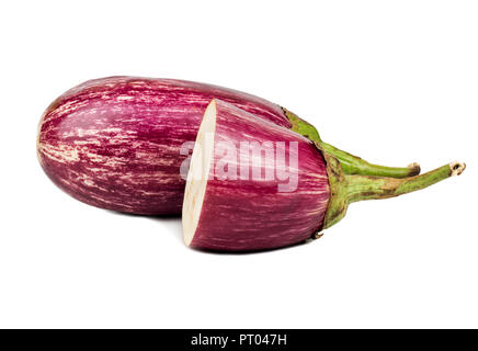 Melanzana fresca con metà isolato su sfondo bianco Foto Stock