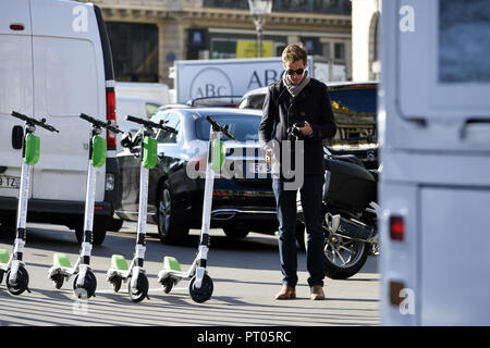 Lime di scooter - Parigi - Francia Foto Stock