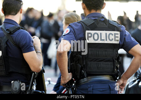 I funzionari di polizia con giubbotto antiproiettile in via Paris - Parigi - Francia Foto Stock