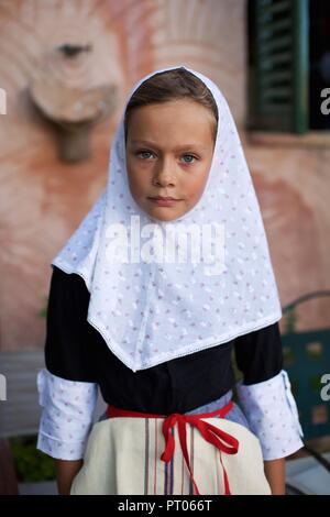 Il villaggio di Mallorca ragazza vestita per la Fiesta, la Beata Festival, Valldemossa, Mallorca Foto Stock