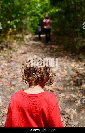 La madre e le figlie a piedi lungo la Dalrymple gap a piedi via, QLD, Australia Foto Stock