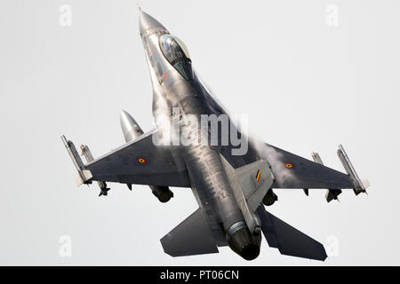 FLORENNES, Belgio - giu 15, 2017: belga Air Force F-16 fighter jet volo aereo. Foto Stock