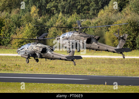 EINDHOVEN, Paesi Bassi - Ott 27, 2017: due US Army Boeing AH-64D Apache elicotteri da attacco lasciando Eindhoven airbase. Foto Stock