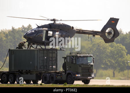 Berlino, Germania - Apr 27, 2018: Esercito Tedesco eseguendo una manifestazione militare a Berlino ILA Air Show. Foto Stock