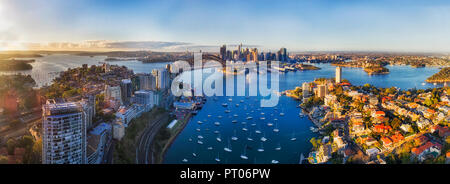 Soft la luce del sole di mattina sulla città di Sydney CBD landmarks intorno al porto e la baia di lavanda da North Shore inferiore lungo il ponte del Porto di Sydney e la Foto Stock