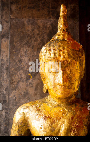 Statua del Buddha coperto di foglie di oro nel tempio Doi Suthep, Chang Mai, in Tailandia Foto Stock