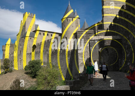 Giallo,l'arte,eccentrico cerchi concentrici,Carcassonne,Carcassone,Castle,Fort,bastioni,Aude,provincia,regione,a sud della Francia,Francia,francese,l'Europa,Unione Foto Stock