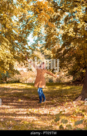 Godendo in autunno-- giovani redhead girl in natura Foto Stock