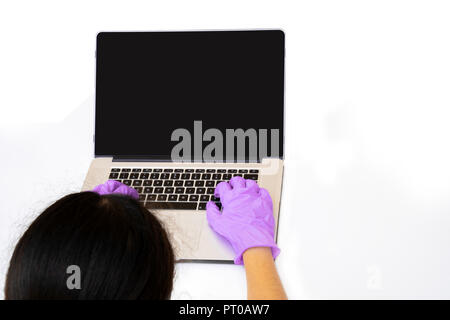 Scienziato facendo ricerca sul computer Foto Stock