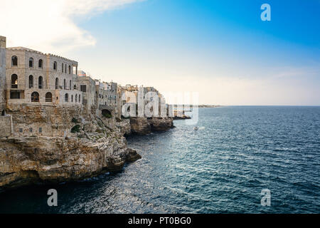 Costa rocciosa di Polignano a Mare (Italia) Foto Stock