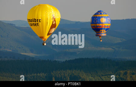 Vista aerea, ventesimo Warsteiner Montgolfiade, quasi 200 palloncini salendo verso il cielo, Warstein, Sauerland, Renania settentrionale-Vestfalia, Germania, Europa Foto Stock