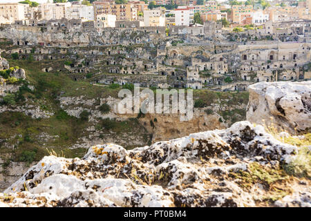 Guardando i Sassi di Matera dalla collina di fronte Foto Stock