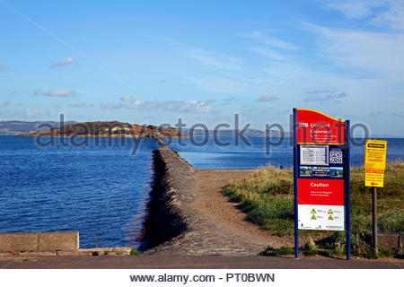 Una vista lungo la Causeway Cramond ad Cramond isola in Forth Estuary, Edimburgo in Scozia Foto Stock