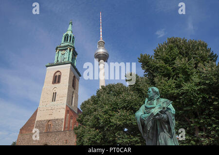 Memorial Martin Lutero di fronte alla chiesa di S. Maria di Berlino e la Torre della TV, Berlin-Mitte, Berlino, Germania, Europa Foto Stock