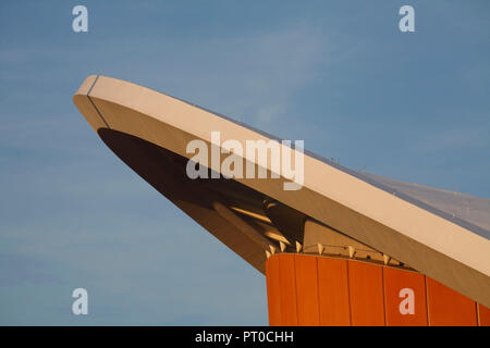 Casa delle Culture del Mondo HKW, ex Berlin Congress Hall 'Gravidanza' Oyster tetto nel sole di sera, Berlino Tiergarten di Berlino, Germania, Europa Foto Stock