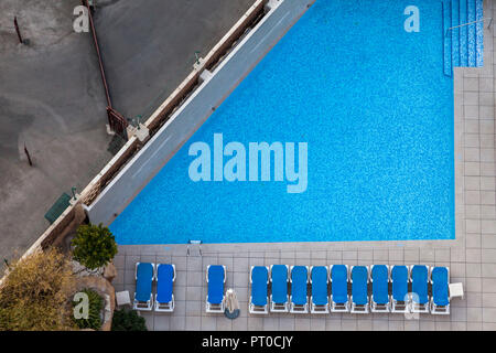 Una piscina con sedie a sdraio e vista panoramica. Foto Stock