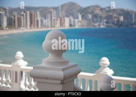 Una palizzata di pietra, sullo sfondo la skyline di Benidorm, Spagna, Europa. Foto Stock