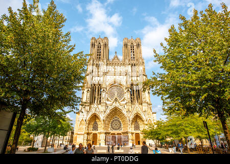 REIMS, Francia - 27 agosto 2017: vista sulla piazza affollata vicino alla famosa cattedrale di Notre Dame in città di Reims, Francia Foto Stock