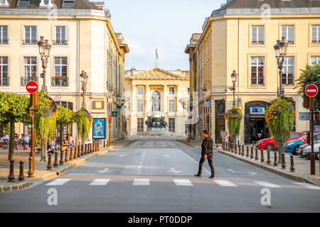 REIMS, Francia - 27 agosto 2017: Street view con uomo attraversando via nella città di Reims, Francia Foto Stock