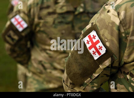 Patch georgiano bandiera sul braccio di soldati. La Georgia esercito uniforme. Le truppe della Georgia Foto Stock