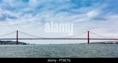 Il 25 de Abril ponte sul fiume Tago a Lisbona, Portogallo Foto Stock