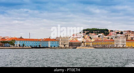 Lisbona lo skyline della città vista dal fiume Tago verso la piazza del commercio Foto Stock