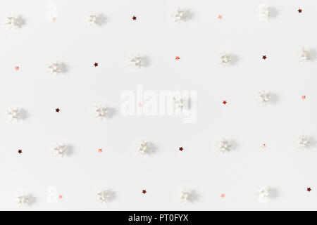 Coriandoli decorazioni. Natale e Anno Nuovo decorazioni su sfondo bianco Foto Stock