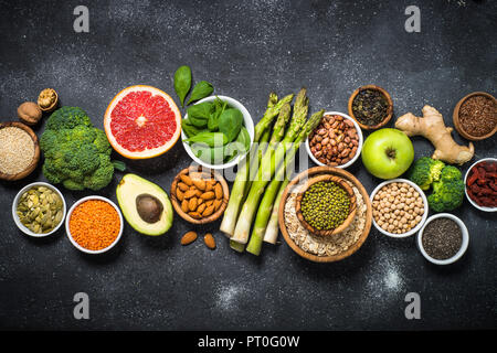 Superfoods sulla pietra nera dello sfondo. Foto Stock